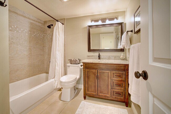 Building Photo - 3Bd/2Ba Issaquah Condo