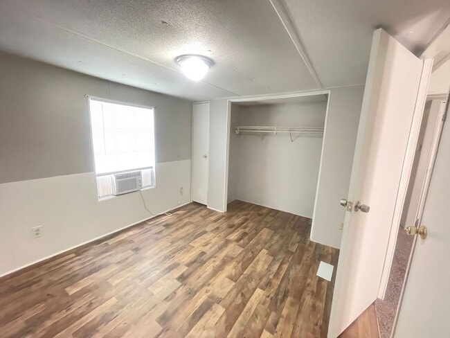 Building Photo - Lovely Home is Quiet Southwest Jacksonvill...