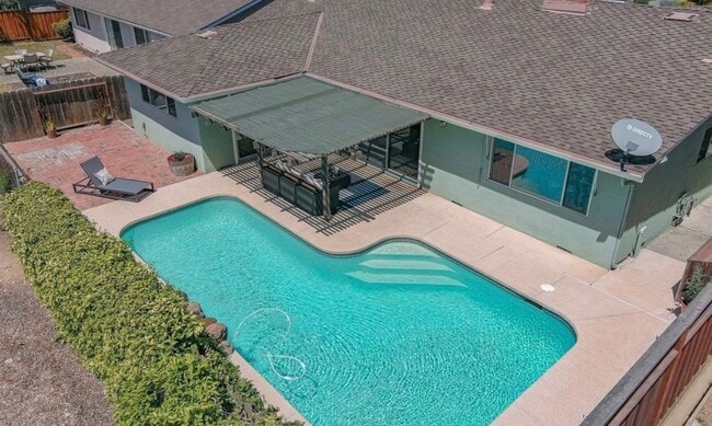 Building Photo - 483 Ontario Dr