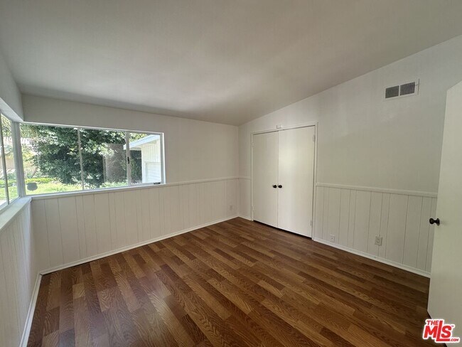 Building Photo - 1555 San Ysidro Dr