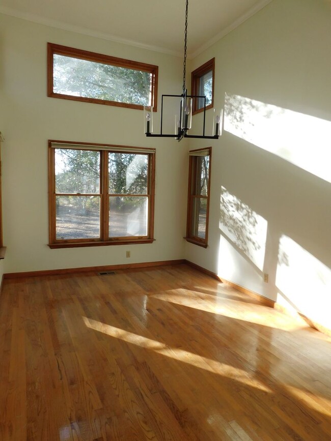 Building Photo - 3 bedroom 2.5 bathroom in Forrest Park Sub...