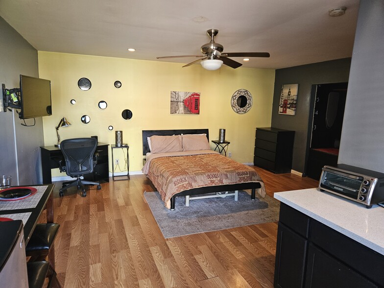 Building Photo - 4909 W 119th St