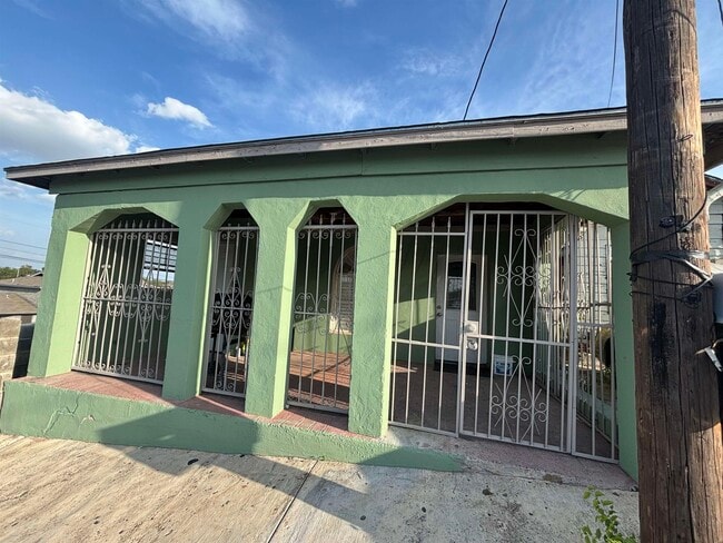Primary Photo - 717 1/2 O'Kane St