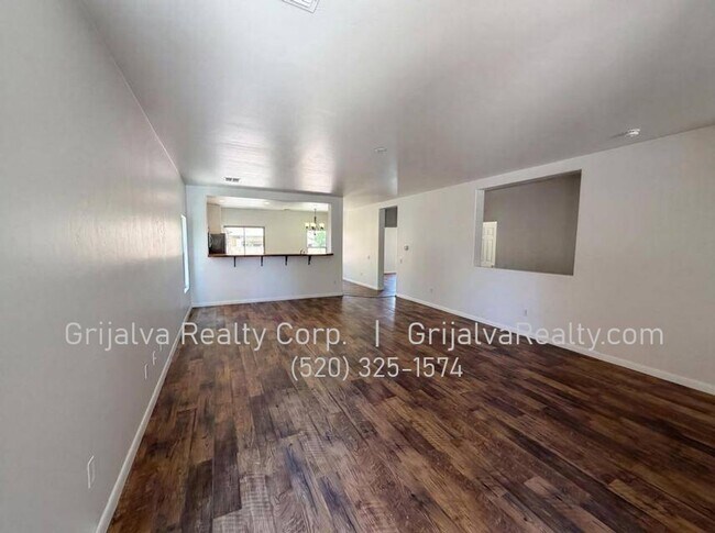 Building Photo - 880 West Calle Valenciana