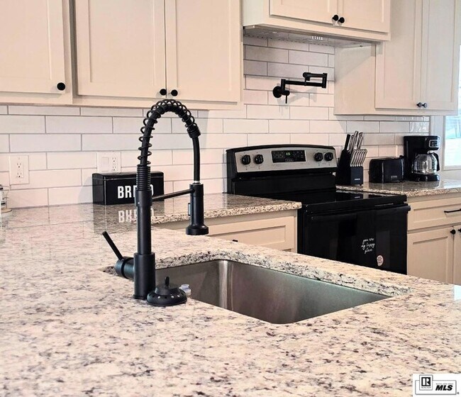 Building Photo - 923 Fortune Dr