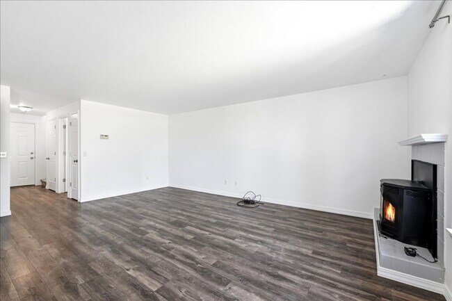 Building Photo - 3 Bedroom 2.5 Bathroom Townhouse in Southeast Boise
