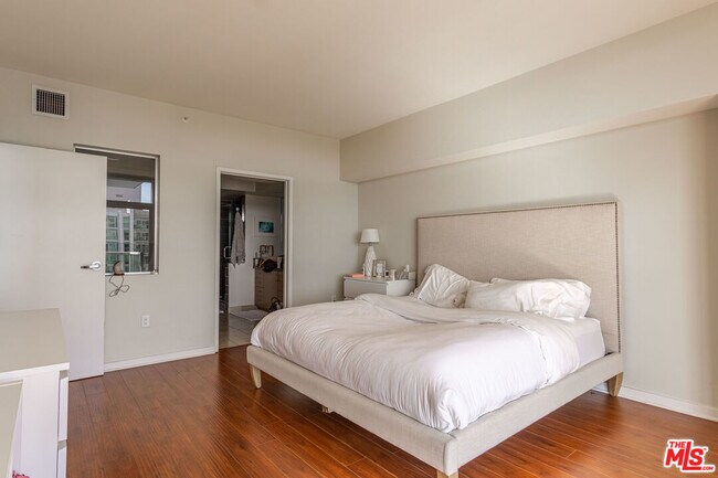 Building Photo - 13700 Marina Pointe Dr