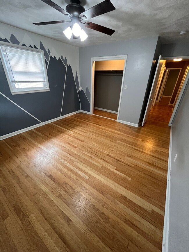 Building Photo - Upgraded 3 bed 2 bath large backyard