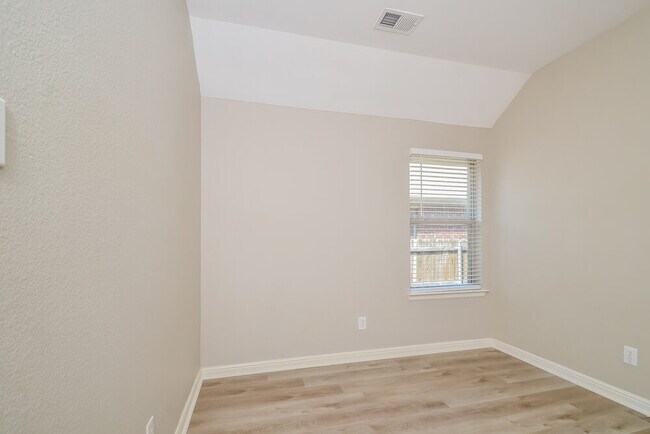 Building Photo - 1717 Nightingale Dr