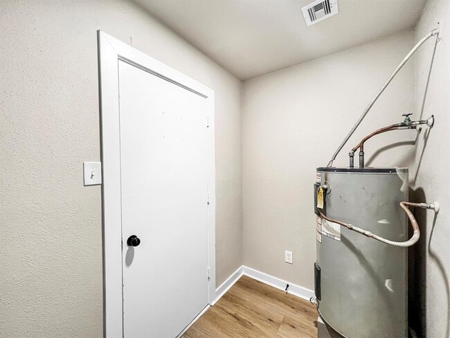 Building Photo - 4926 Adonis Dr