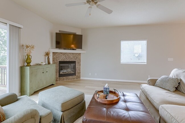 Building Photo - Short Term Furnished 3 Bedroom Townhome!!