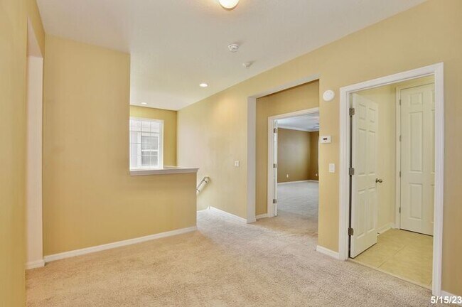 Building Photo - Gorgeous 4/3.5 Home with a Large Fenced Ba...