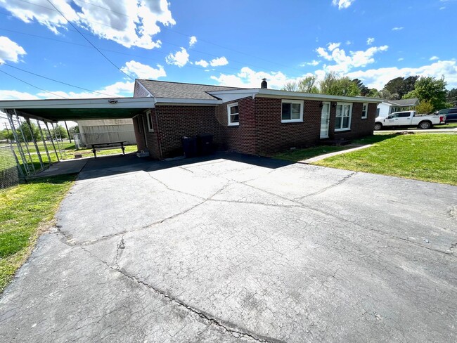 Building Photo - 4 Bedroom 2 Bathroom Home Located in Empor...