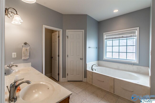 Building Photo - 123 Paul Revere Dr