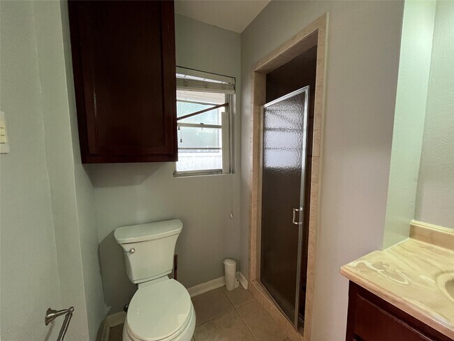 Building Photo - 1327 Moorhead Dr