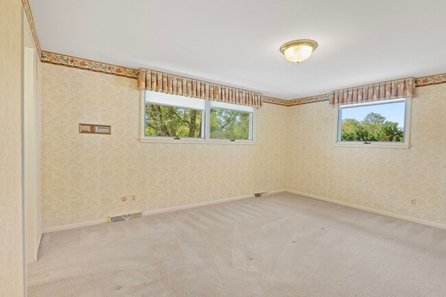 Building Photo - 4 bed 3.5 bath home in East Grand Rapids