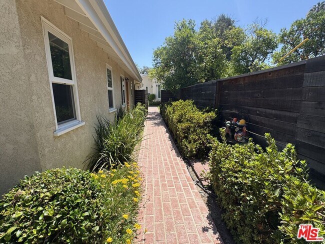 Building Photo - 4535 Matilija Ave
