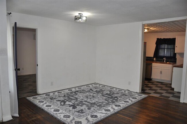 Building Photo - 1408 E Avenue D