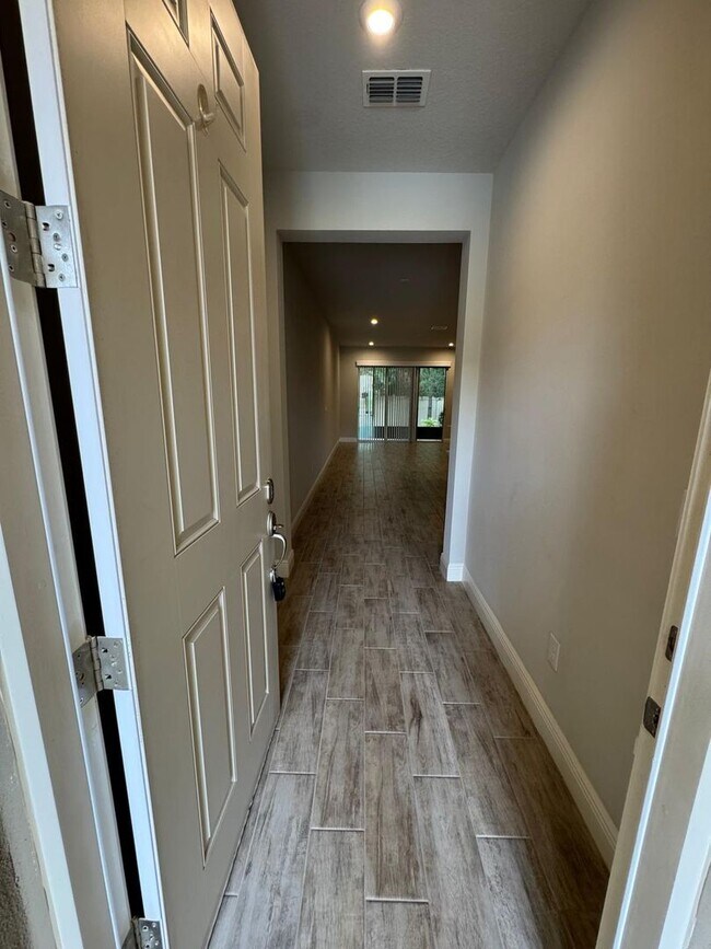 Building Photo - Beautifully maintained 3-bedroom, 2.5-bath townhome