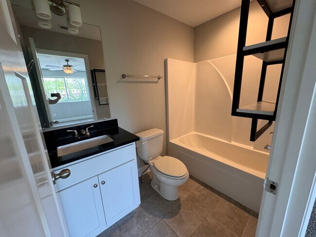 Building Photo - 3 Bedroom, 2.5 bath townhome in the heart of Columbia!