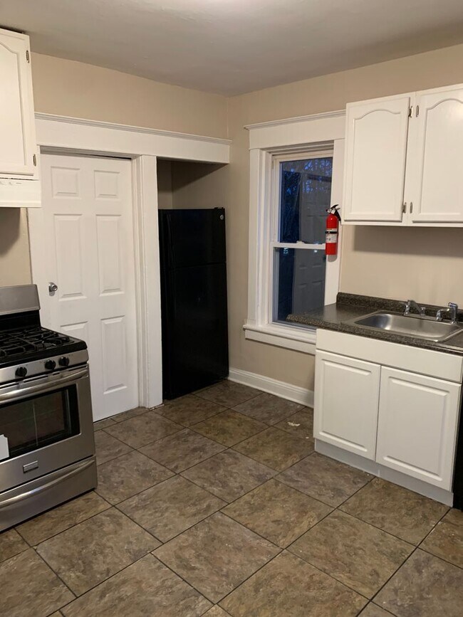 Building Photo - 168 Downs St