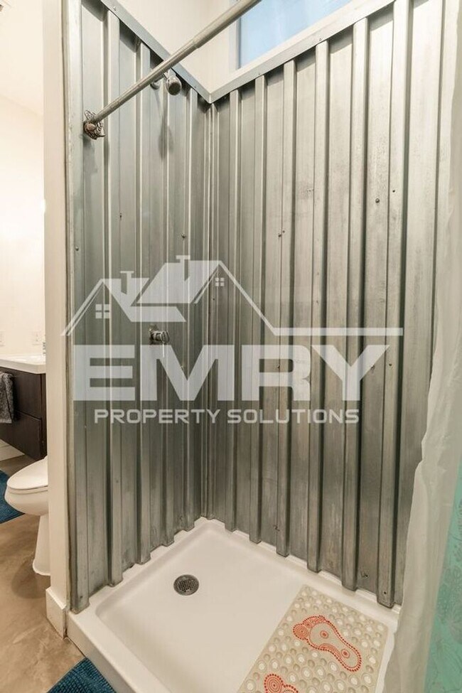 Building Photo - Prime Commercial Office Space Available Beverly Blvd Los Angeles