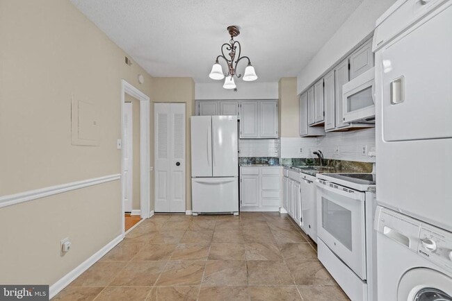 Building Photo - 3709 S George Mason Dr