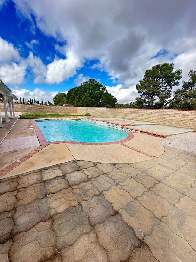 Building Photo - West Palmdale Pool Home