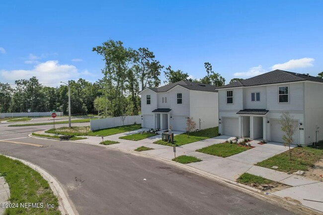 Building Photo - 832 Hartshill Pl