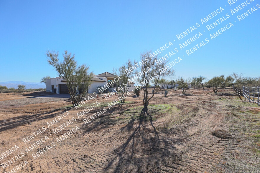 Building Photo - 14731 E Dixileta Dr