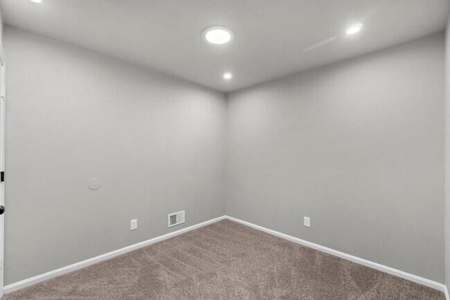 Building Photo - 2505 E Fayette St