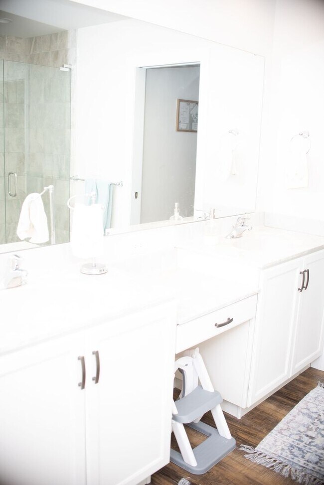 Building Photo - 220 Callie Dr