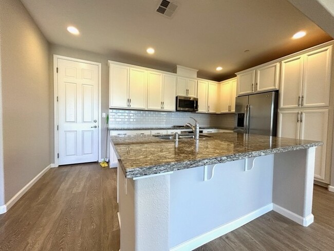 Building Photo - Beautiful 3 Bedroom 2.5 Bathroom in Gated ...