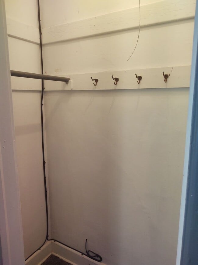 Building Photo - 611 N Perry St