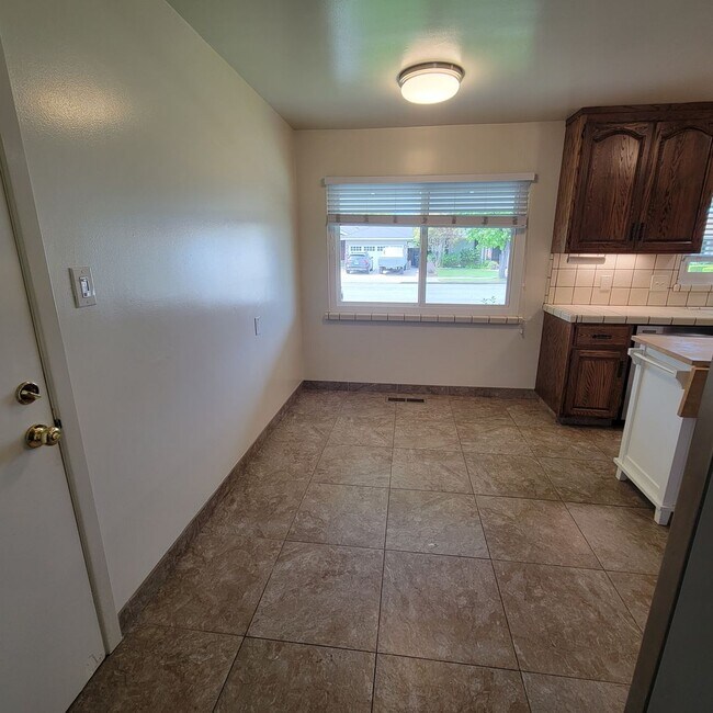 Building Photo - Well-Maintained Redwood City Home with Bonus Room & Private Yard