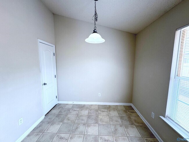 Building Photo - 120 Clover Ridge Dr