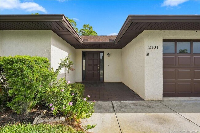 Building Photo - 2101 SE Dolphin Rd