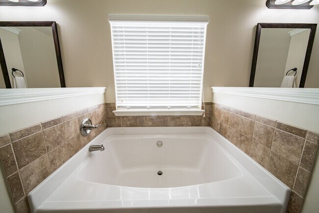 Building Photo - 5 bedroom 4 baths in Ft. Mitchell