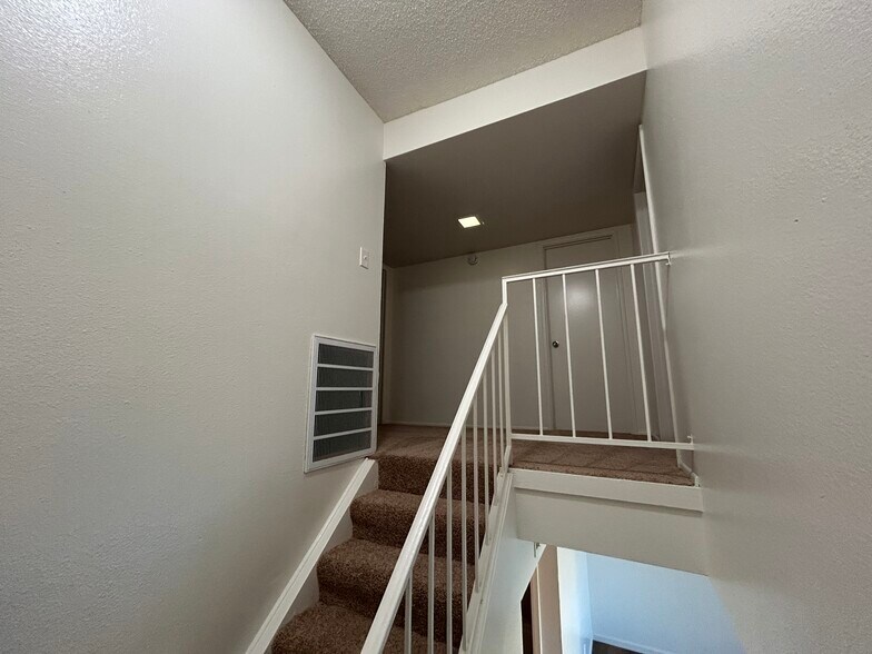 Building Photo - 4740 W Rose Ln