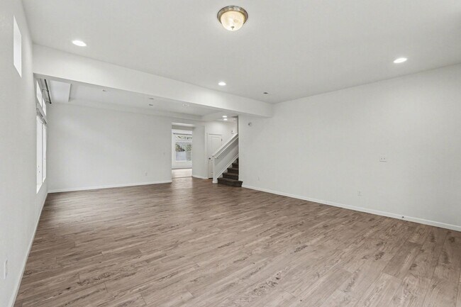 Building Photo - Stunning 4bed/3bath Oakwood Model Home in Erie