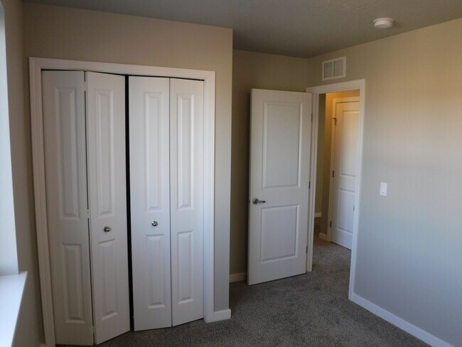 Building Photo - Beautiful and spacious 4 bed 2.5 bath home in Sovi Sub just off Eagle and Victory