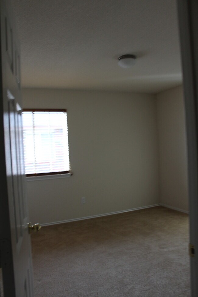 Building Photo - 3 bedroom, 2 bath house
