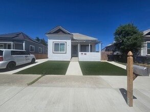 Building Photo - 3 Br 1 Ba available Now