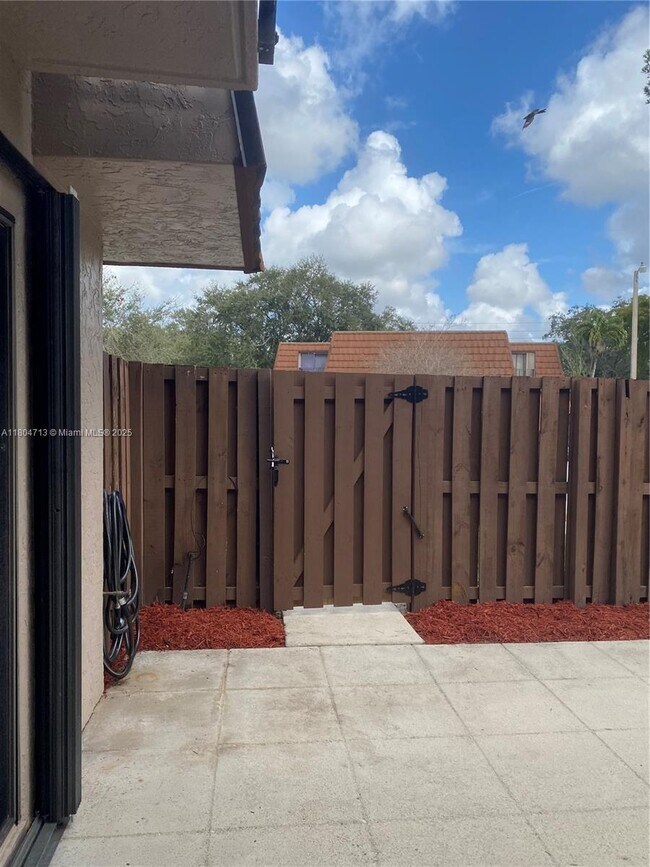 Building Photo - 4081 Forest Hill Dr