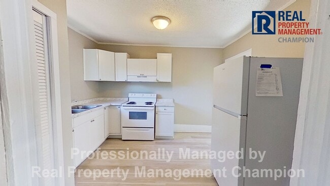 Building Photo - Recently updated 2 BD/1 BA Home in the hea...
