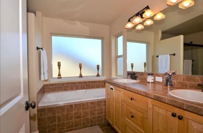 Building Photo - Stunning 4-Bedroom in Redmond's beautiful Fairhaven Neighborhood!