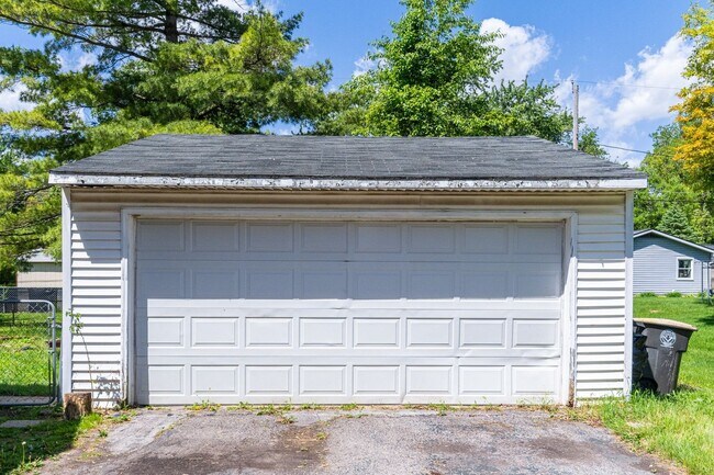 Building Photo - NEW LISTING! 3 BEDROOM HOUSE!