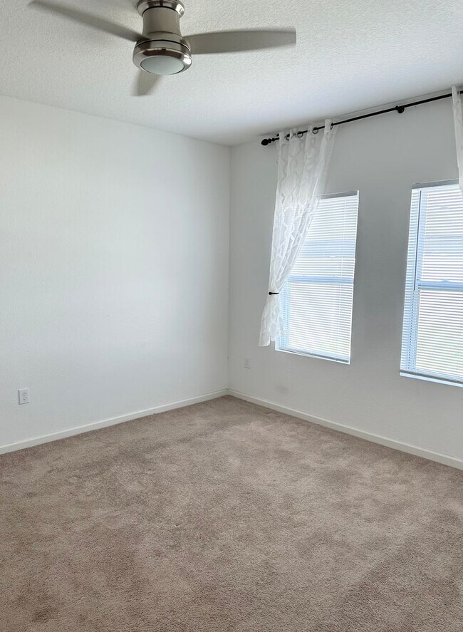Building Photo - Private Back Yard! - 3 Bedroom 2 Bathroom ...