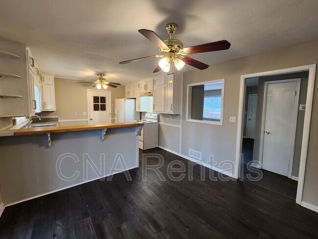 Building Photo - 3146 Vandiver Dr