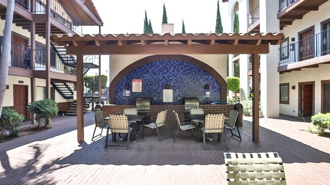 Building Photo - Los Caballeros #325